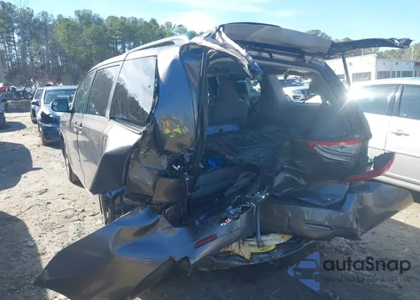 2015 Toyota Sienna Le 8 Passenger z USA, uszkodzony, nr VIN 5TDKK3DC6FS681389